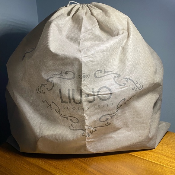 Chic, clean white handbag by LUI-JO - with detachable straps and dustbag. - Picture 7 of 7